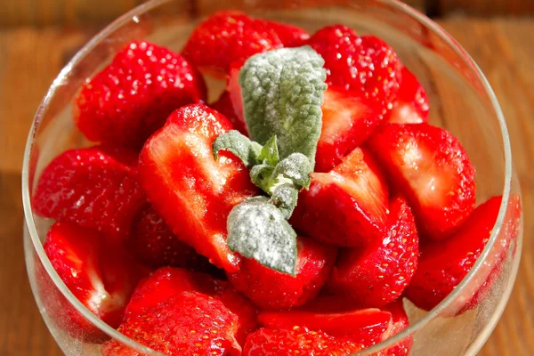 Modne jordbær i en gennemsigtig skål - Stock-foto