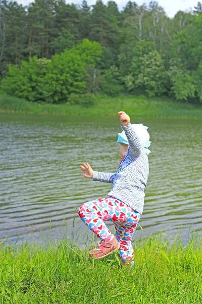 Bambino cade al fiume — Foto Stock