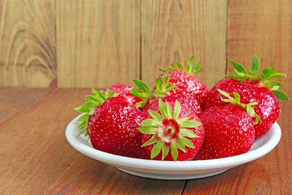 在盘子上的红色草莓成熟 — 图库照片