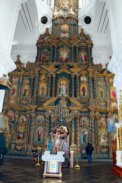 Mensen in de kerk in de buurt van prachtige iconostase — Stockfoto