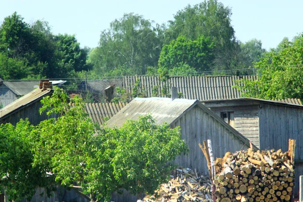 Landelijk landhuis met brandhout en schuur — Stockfoto