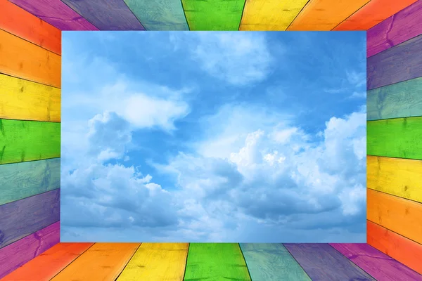 Многопрофильная рамка на фоне облачного голубого неба — стоковое фото