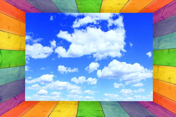 Multicilored frame op de bewolkte blauwe hemelachtergrond — Stockfoto