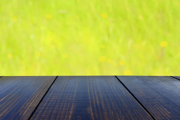Стол из деревянных досок с естественным фоном — стоковое фото