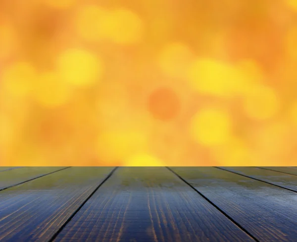 Tabell från träplankor med suddig bakgrund — Stockfoto