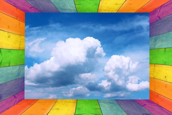Cadre multicolore et ciel nuageux au milieu — Photo