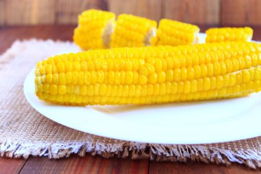 haşlanmış mısır yemek