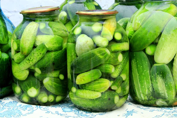 Pepinos nos jarros preparados para a preservação — Fotografia de Stock