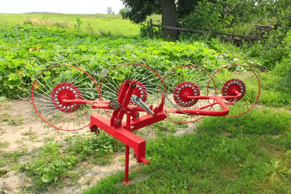 Zemědělský traktor zařízení pro sběr sena — Stock fotografie
