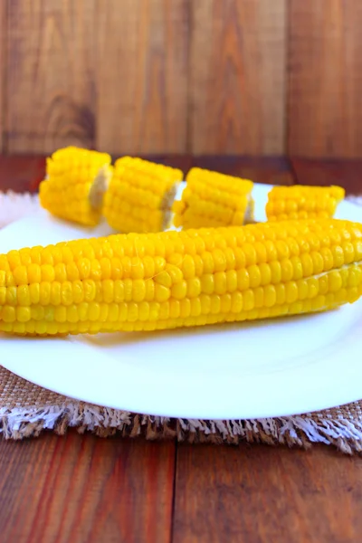 Страва з вареними кукурудзами на тарілці — стокове фото