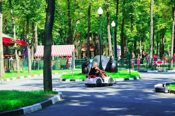 Children with their parents drive the electric cars — Stock Photo, Image