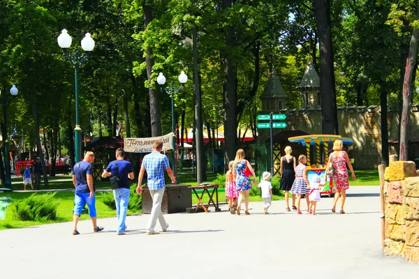 Föräldrar med deras folk har en vila i parken — Stockfoto