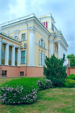 Gomel / Belarus - 20 Mayıs 2018: The Rumyantsev-Paskevich Residence in Gomel side view. Rumyantsev-Paskevich Sarayı. Parkı olan bir mimari topluluk. Beyaz sütunlu bina
