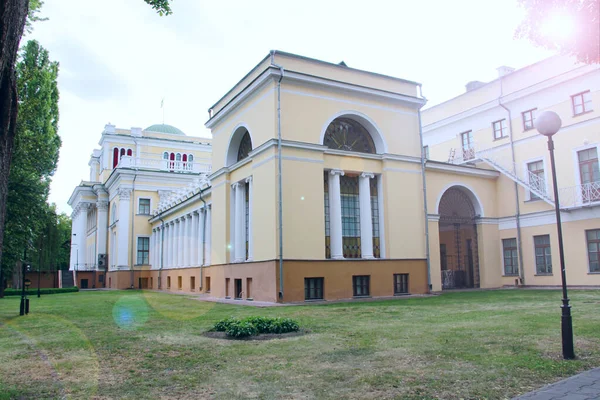 Gomel Belarus 2018年5月20日 Gomel侧视图中的Rumyantsev Paskevich住宅 Rumyantsev Paskevich宫 建筑与公园合为一体 带有白色柱子的建筑物 — 图库照片