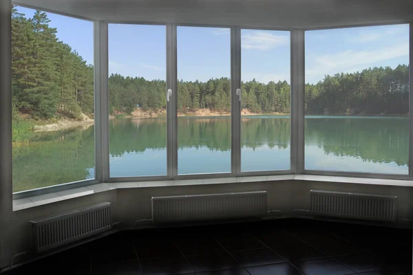 Quarto Com Grande Janela Quarto Com Vista Panorâmica Para Lago — Fotografia de Stock