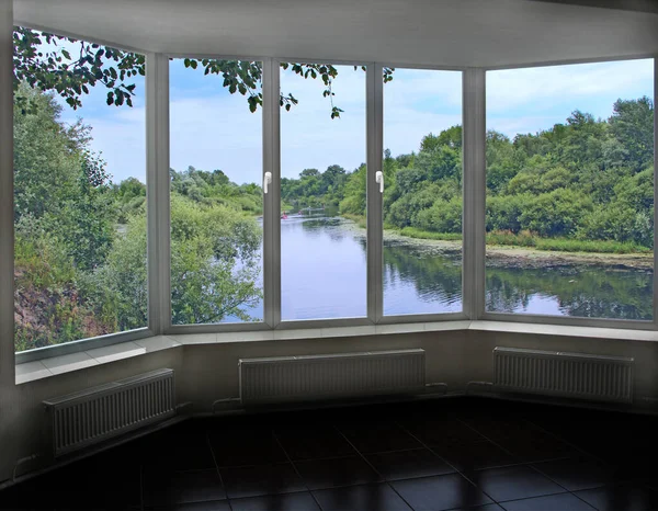 Kamer Met Groot Raam Met Panoramisch Uitzicht Prachtige Rivier Landschap — Stockfoto