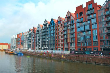 Gdansk / Polonya. 21 Haziran 2019: Gdansk 'ta su kanalının üzerinde duran binaların güzel mimarisi. Gdansk 'ta toprak seti. Şehirdeki bir su kanalı üzerinde modern evler. Polonya şehrinde turistler
