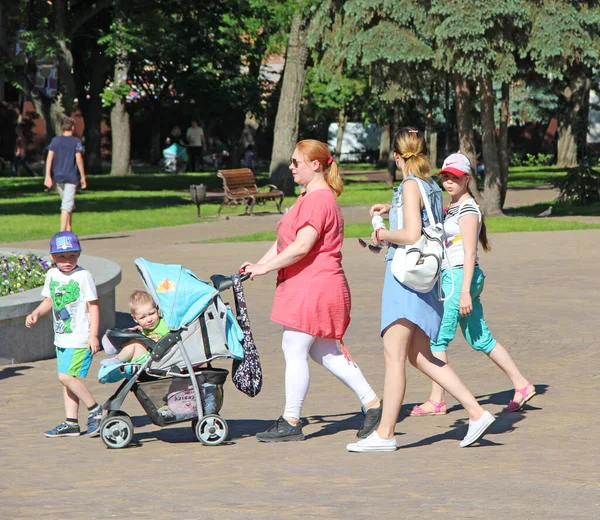 Czernihów Ukraina Lipca 2020 Mama Wózkiem Dziecięcym Dziećmi Spacerująca Mieście — Zdjęcie stockowe