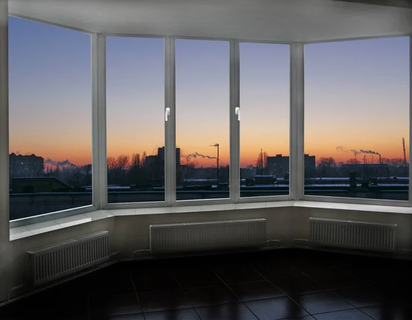 Ventana Panorámica Con Vista Atardecer Rojo Sobre Los Edificios Ciudad — Foto de Stock