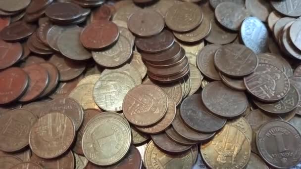 ウクライナの硬貨 ウクライナのお金の山 ヒープ内のウクライナのコイン お金が多い 鉄のコイン 金属マネー — ストック動画
