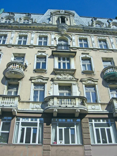 Lodz ポーランド 2019年8月5日 バルコニー付きの古代建築 ロッズ建築 ポーランドの建物の美しい建築 窓やバルコニー付きの素晴らしい建物の建築アンサンブル — ストック写真