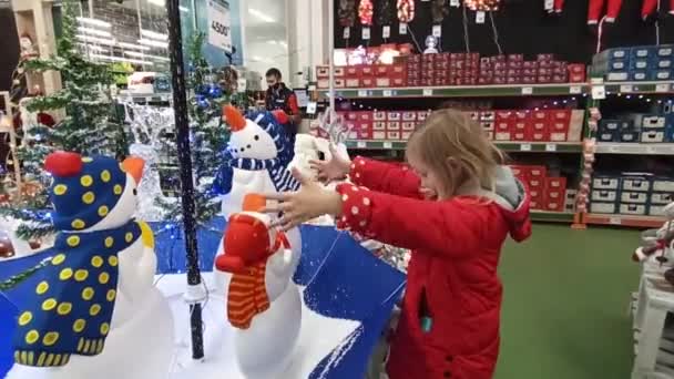 Anak Bermain Dengan Salju Buatan Toko Malam Tahun Baru Supermarket — Stok Video