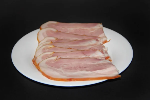 Κομμένο Καπνιστό Κρέας Λευκό Πιάτο Λεπτές Φέτες Μπέικον Φέτες Πιάτο — Φωτογραφία Αρχείου
