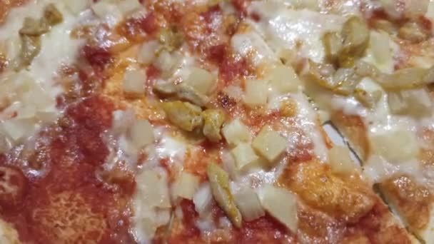 Fatias Pizza Fresca Apetitosa Com Ingredientes Deliciosos Perto Comida Rápida — Vídeo de Stock