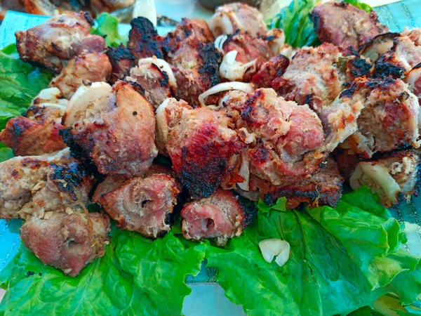 Gekochte Fleischstücke Auf Grünen Salatblättern Essen Für Ein Picknick Fleischstücke — Stockfoto