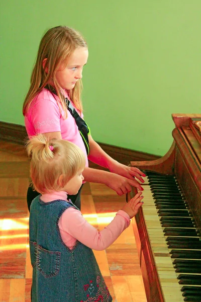 Små Flickor Systrar Spelar Piano Musiklektioner Barn Försöker Spela Piano — Stockfoto