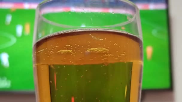 Glas Bier Achtergrond Van Met Voetbal Voetbal Drankje Voetbalwedstrijd Bier — Stockvideo