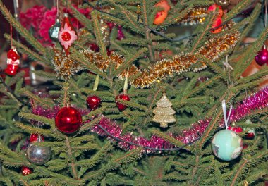 Uyumlu ve yeni yıl ağacını oyuncaklarla süsleyen bir oda. Yeni yıl arifesinde Noel baloları olan güzel süslü bir ladin. Oyuncaklarla yeni yıl ağacı