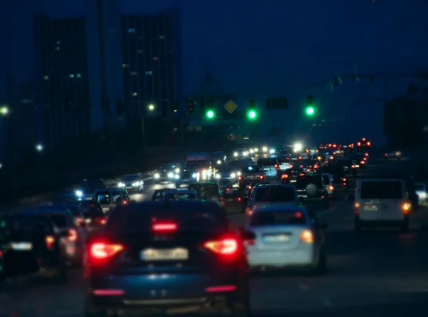 车流在傍晚的塞车中 夜市有前灯和灯的汽车 开着前灯的车夜市的交通堵塞 交通在夜间堵车 — 图库照片