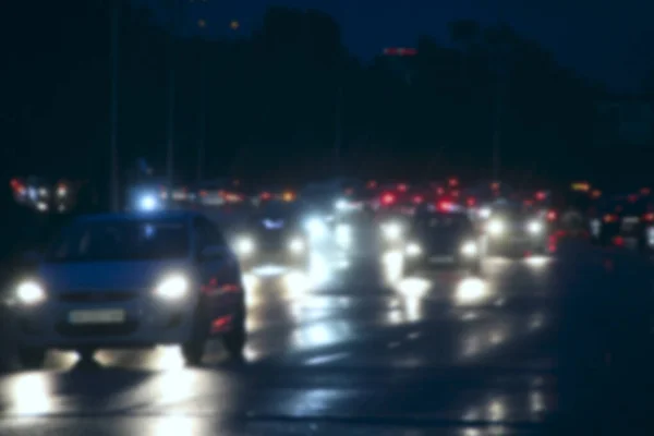 Auto Met Koplampen Lichten Aan Nacht Stad Wazig Waas Beeld — Stockfoto