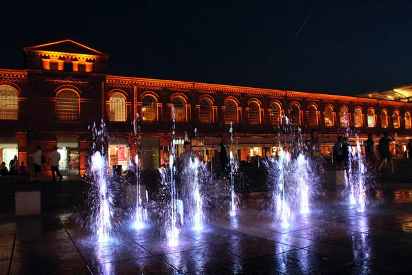 Lodz Polonia Junio 2019 Niños Juegan Con Fuentes Nocturnas Ciudad —  Fotos de Stock