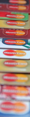 Chernihiv - Ukrayna - 02 Şubat 2020 - Ukrayna: Mastercard marka logolu kredi kartları. Mastercard kredi kartlarının çoğunu kapat. Mastercard 'ın plastik banka kartları. Uluslararası ödeme sistemleri. Modern ödeme sistemi