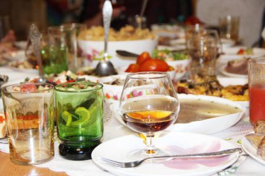 Tatil masası. Lezzetli yemekli şenlik masası. Aile tatili için masada bir sürü yiyecek var. Masada şenlikli yemekler servis ediliyor. Farklı et ve sebze yemekleri seti. Evde şenlikli bir yemek.