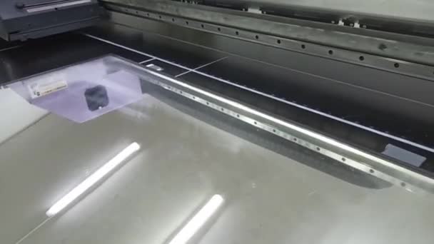 超紫外线打印机在工作 打印照片 现代技术在发挥作用 日本超紫色印刷的Mimaki打印机 用紫外线打印在玻璃表面上绘图 — 图库视频影像