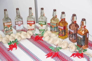 Kyiv / Ukrayna. 09 Mart 2019: Sergide Pervak votkası sunuldu. Sergide çeşitli votka çeşitleri var. Ukrayna votkası Pervak. Alkolik içecekler. Çeşit çeşit ruhlar