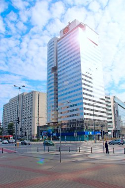 Varşova - Polonya. 27 Temmuz 2019: Polonya 'nın Varşova kentinde modern mimari. Polonya 'nın başkenti Varşova. Modern gökdelenler ve Varşova yaz doğası arasında köprü. Avrupa metropolü. Büyük şehre bak. Şehir panoraması