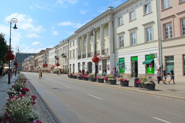 Varşova - Polonya. 27 Temmuz 2019: Polonya 'nın Varşova kentinde modern mimari. Polonya 'nın başkenti Varşova' da yoğun bir trafik var. Polonya 'nın başkenti Varşova' da güzel bir mimari ve sokak. İnsanlar yolculuktan hoşlanır