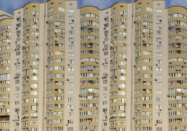 Apartman binası. Kyiv 'deki çok katlı modern apartman bloklarının manzarası. Şehir mimarisi. Şehir hayatı. Yaşam tarzı konsepti. Modern mimari. Kaliteli bir apartman dairesi. Emlak