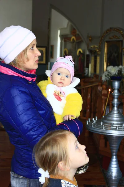 Mother Two Children Praying Church Family Prayer Faith God Sunday — Stock fotografie