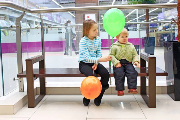 Older Sister Gives Offended Younger Sister Balloon Childish Emotions Childish — Photo