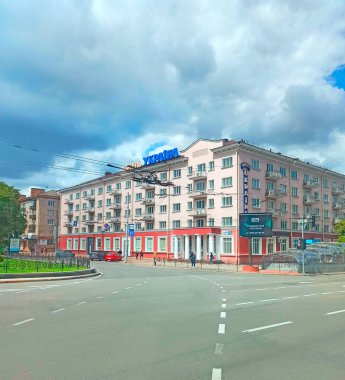 Chernihiv - Ukrayna. 24 Mayıs 2020: Chernihiv 'deki Ukrayna Oteli manzarası. Ukrayna 'da panoramik manzaralı bir otel. Yollu şehir pelerini. Şehrin sokak manzarası. Doğu Avrupa 'da kentsel mimari