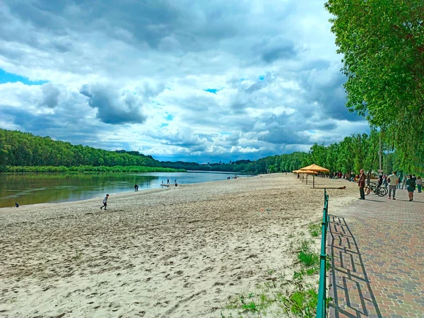 チェルニヒウ ウクライナ 2020年5月24日 春に海岸沿いを歩く 季節の前に空のビーチ 川沿いのビーチ 市民は砂浜を歩いている 人々と自然景観 リラックスゾーン — ストック写真