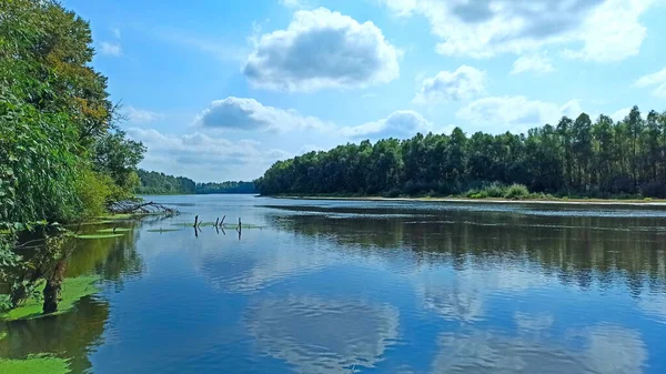 Wide River Green Coasts Sky Clouds Beautiful Landscape River Row — Stok Foto