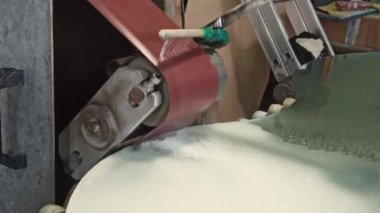 Su soğutma makinesi jetleri ayna işliyor. Ayna öğütme makinesinde çalışıyor. Cam çalışırken ısıtma parçalarının soğutulması. Makinenin makine parçası. Öğütme makinesinde cam işleme