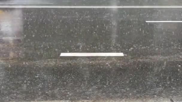 Gotas Agua Cayendo Sobre Carretera Asfaltada Durante Lluvia Lluvia Carretera — Vídeo de stock