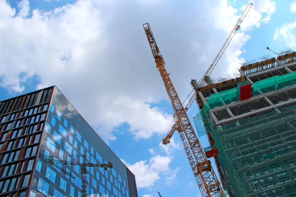 ロドス ポーランド 2019年 平成31年 7月22日建設現場でクレーン運転開始 超高層ビルの建設に取り組む産業用クレーン 都市での建設 鏡窓付き超高層ビルの建設 正面ガラスの反射 — ストック写真